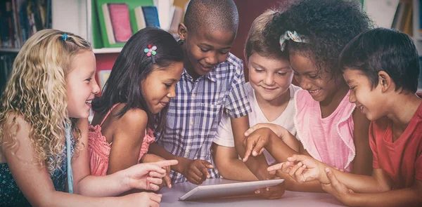 Feliz Multi Étnicos Niños Utilizando Tableta Digital Biblioteca —  Fotos de Stock