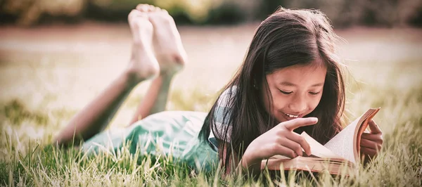 Usmívající Dívka Leží Trávě Čtení Knihy Parku Slunečného Dne — Stock fotografie