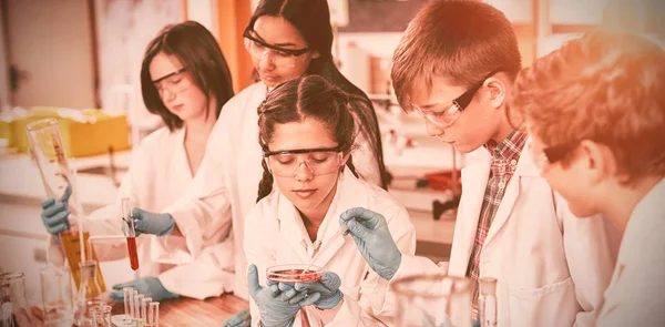 Niños Atentos Haciendo Experimento Químico Laboratorio Escuela —  Fotos de Stock