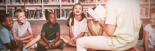 小学校の図書館で子供たちを教えている先生 — ストック写真