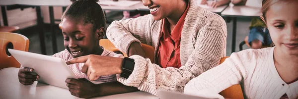 Усміхнений Вчитель Допомагає Студенту Планшетним Комп Ютером Класі Школі — стокове фото