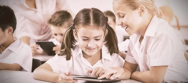 Χαμογελαστά Παιδιά Που Χρησιμοποιούν Ψηφιακά Δισκία Στην Τάξη Στο Σχολείο — Φωτογραφία Αρχείου