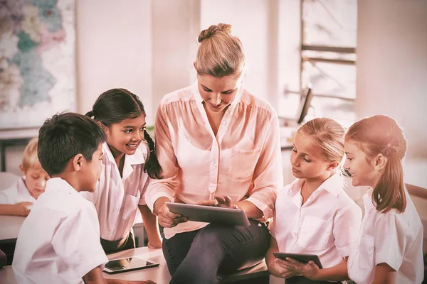 Lehrer Unterrichtet Kinder Auf Digitalem Tablet Klassenzimmer — Stockfoto