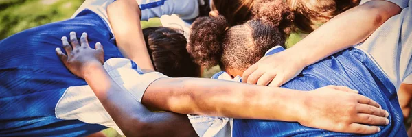公園に集まっているサッカーチームの背面図 — ストック写真