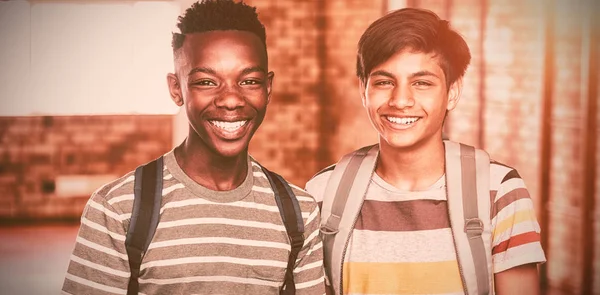 Retrato Meninos Felizes Com Saco Escolar Campus Escola — Fotografia de Stock