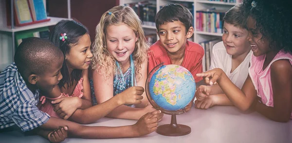 Lächelnde Kinder Mit Globus Auf Tisch Bibliothek — Stockfoto