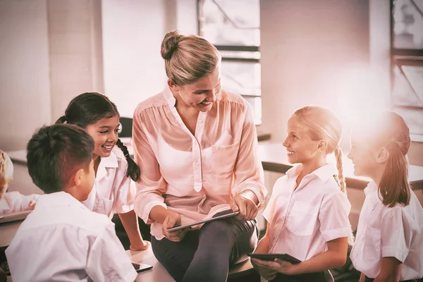 Profesor Con Tableta Digital Enseñando Los Niños Aula Escuela — Foto de Stock