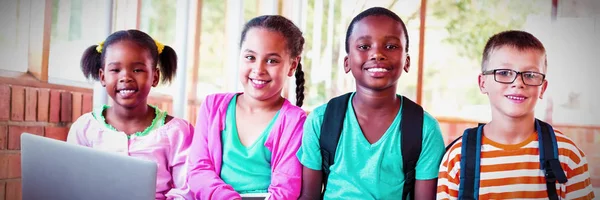 Retrato Niños Usando Portátil Las Escaleras Escuela —  Fotos de Stock