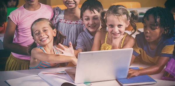 Ritratto Bambini Multietnici Sorridenti Che Usano Computer Portatile Classe — Foto Stock