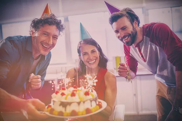 Colegas Comemorando Aniversário Escritório — Fotografia de Stock