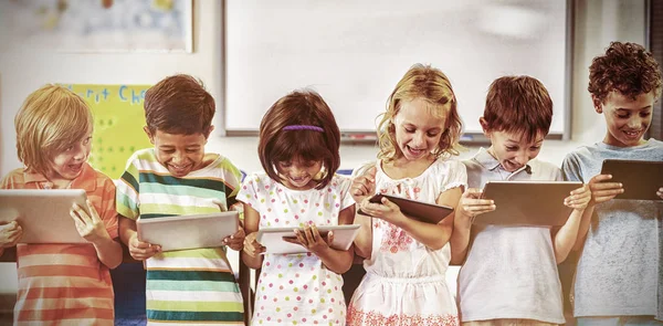Uśmiechający Się Uczniów Pomocą Cyfrowych Tabletów Klasie — Zdjęcie stockowe