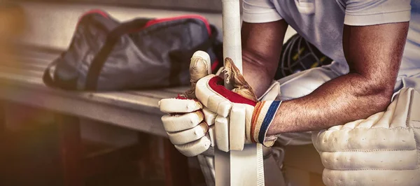 Stressad Cricket Spelare Sitter Bänken Omklädnings Rum Närbild — Stockfoto