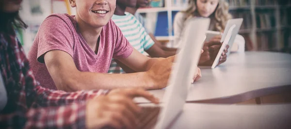 Studenti Che Utilizzano Laptop Tablet Digitale Biblioteca — Foto Stock