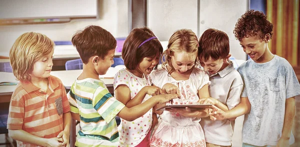 Ευτυχισμένος Μαθητές Χρησιμοποιώντας Ψηφιακό Tablet Στην Τάξη — Φωτογραφία Αρχείου