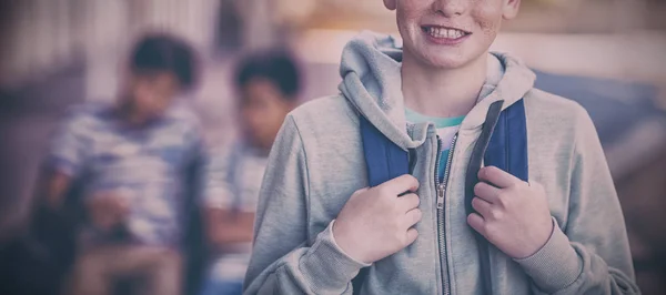 Portrét Úsměvem Školáka Stojící Schoolbag Areálu — Stock fotografie