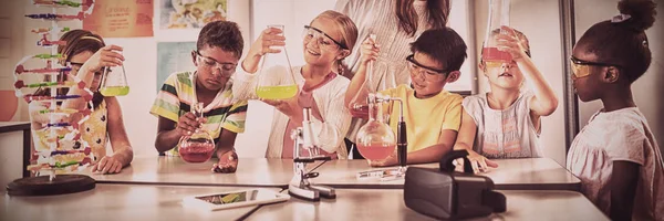 Enfants Sourire Faisant Projet Science Dans Salle Classe — Photo