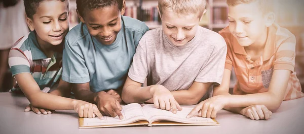 Crianças Escola Lendo Livro Juntas Biblioteca Escola Primária — Fotografia de Stock