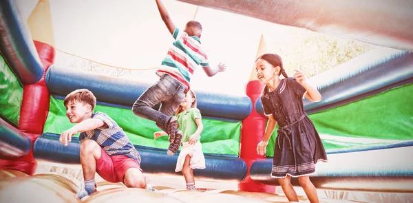 Amigos Saltando Castelo Bouncy Playground — Fotografia de Stock