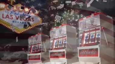 Slot makinesidir oyun kartları kapalı gider havai fişek düşme ve Amerikan bayrağı casino Las Vegas, Nevada, Amerika'nın arka plan üzerinde sallayarak ile mor üzüm düşme dijital bileşik.