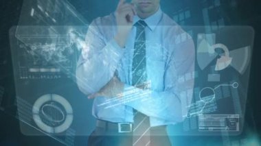 Ön plan üzerinde hareket eden veri ile bilgi analiz genç düşünceli Kafkas işadamı dijital bileşik