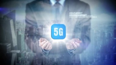 Cep telefonlarına uygulamaları ve veri bilgi içinde belgili tanımlık geçmiş cityscape ile çevrili 5 g dijital düğmesini tutarak işadamı dijital bileşik