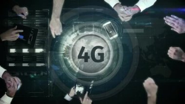 Kürenin içinde işadamları tarafından çevrili sayısal tablo iplik ile 4 g logosunun dijital animasyon