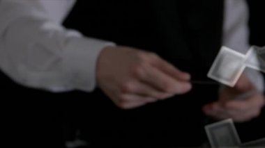 Karanlık bir arka plan dijital oyun kartları atma bir krupiye ağır çekim