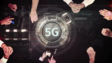 Dijital bileşik istatistiksel veri boardroom Office fütüristik ekranda tartışırken iş adamları. Arka planda olan bir büyük 5g düğme vardır.