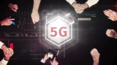 Dijital veri türlerini tam kişi masa etrafında etkileşim ile bir toplantı tablonun Center'da dijital düğmesinde bir 5g logo dijital bileşik