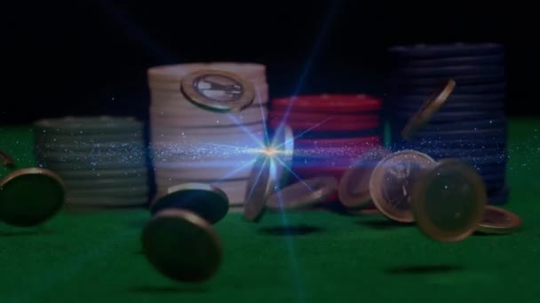 在绿色扑克桌上的扑克筹码堆的数字组合与动画的钱在自由落体和蓝光效果 — 图库视频影像