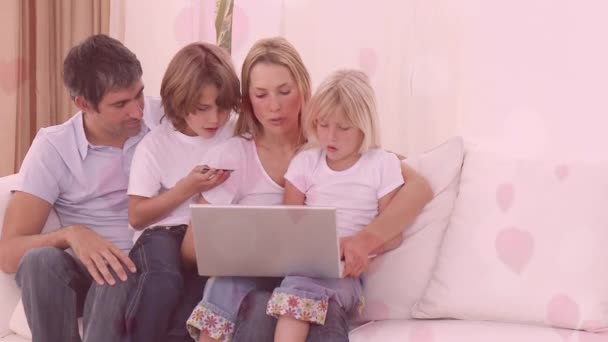 在家里的客厅里 用笔记本电脑使用笔记本电脑的快乐白种人家庭的数字组合 在前景上移动的哈茨 — 图库视频影像