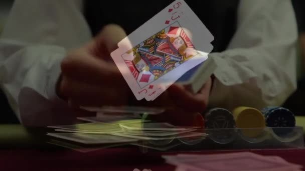 Digitale Zusammensetzung Des Händlers Der Spielkarten Verteilt Während Animierte Spielkarten — Stockvideo