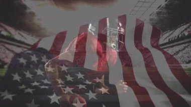 Amerikan bayrağı sallayarak stadyumda ile ağır çekimde hareket genç Afro-Amerikan rugby oyuncusu dijital bileşik