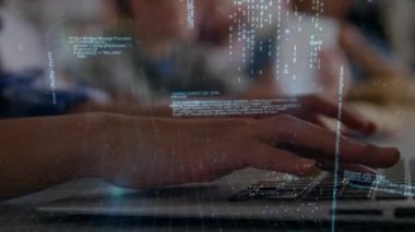 Mavi ikili kodları animasyon tarafından çevrili onu laptop dokunarak kadının dijital bileşik