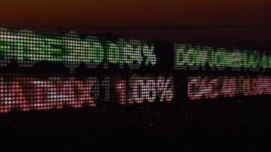 Siyah arka planda öngörülen borsa veri dijital bileşik.