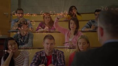 Beyaz kız öğrenci Profesör matematiksel Simgeler animasyon tarafından çevrili oditoryum ile etkileşim ve dijital bileşik