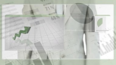 Kağıt karşı istatistiksel verileri istatistiksel verilerle projelendirme fütüristik ekranda swiping işadamı dijital bileşik.