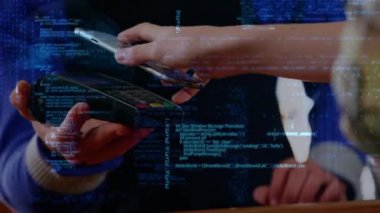 Cep telefonunuzun ve açık mavi ön plan üzerinde hareketli veri ile iletişim daha az ödeme kadının dijital bileşik