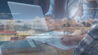 Bir dizüstü bilgisayarda çalışan ve üstünde bir defter ile bulutlu gökyüzü tam ön plan üzerinde kaydırma veri yazma öğrencilerin dijital bileşik