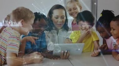 Karışık ırk öğretmen ve çok etnik gruptan oluşan çocukların sınıfta veri bağlantıları animasyon tarafından çevrili dijital tablet seyir dijital bileşik