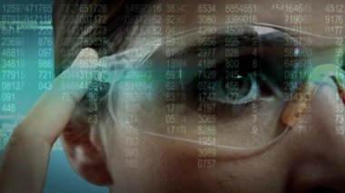 Dijital bileşik yakın çekim ön plan üzerinde kaydırma verilerle dijital gözlük takan bir kadın