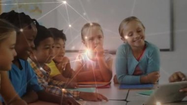 Veri bağlantıları ön planda bulunan çocukların dijital tablet gösterilen öğretmen dijital bileşik