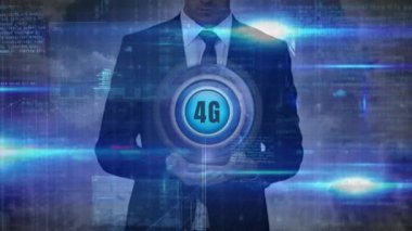 Veri grafikleri ile 4 g dijital düğmesi ve bulutlu bir gökyüzü arka planda tutan işadamı dijital bileşik