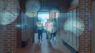 Çok etnik gruptan oluşan öğrencilerin okul lobisinde bir saat animasyonları tarafından çevrili girerek dijital bileşik