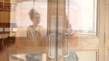 Mutlu kadın öğrencilerin dijital bileşimi okula ön plandaki sınıf animasyonuyla giriyor.