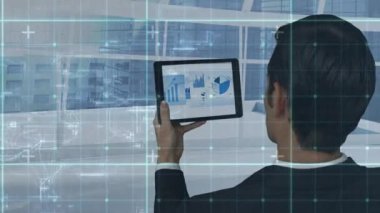 Arka görüntü beyaz erkek yönetici kılavuz ise dijital tablet kullanarak ön plan üzerinde hareket ediyor.