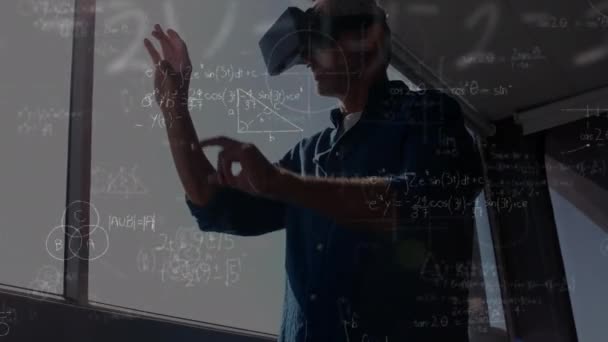 Digitální Složený Muže Pracujícího Soupravu Pro Virtuální Realitu Výpočty Matematiku — Stock video