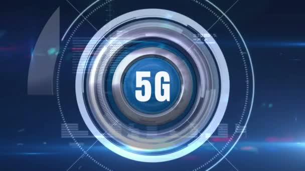 蓝色5G 按钮的数字合成在黑暗背景下发射光波 在后台移动的二进制代码 — 图库视频影像