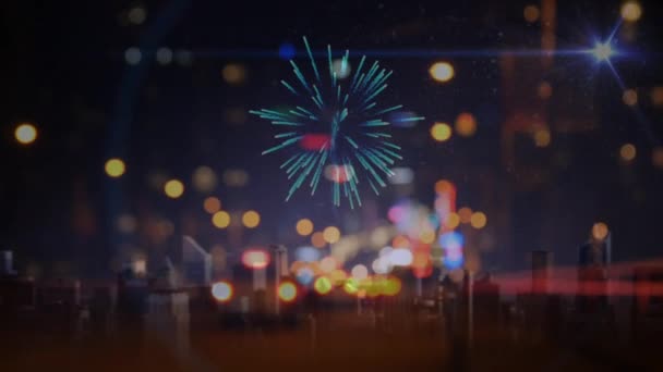 夕方市内道路上デジタル アニメーション花火に向かって運転車のデジタル合成 — ストック動画
