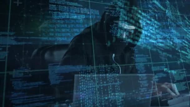 目出し帽とサングラス システムと前景に青い色コーディングをハックするコンピューターを使用して白人男性ハッカーの正面図 — ストック動画